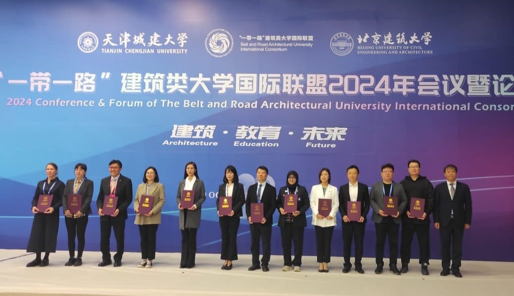 Perwakilan ITS Ervina Ahyudanari ME PhD (kerudung hitam) saat menerima Best Organization Award di acara Conference and Forum of BRAUIC 2024 di Tianjin, China