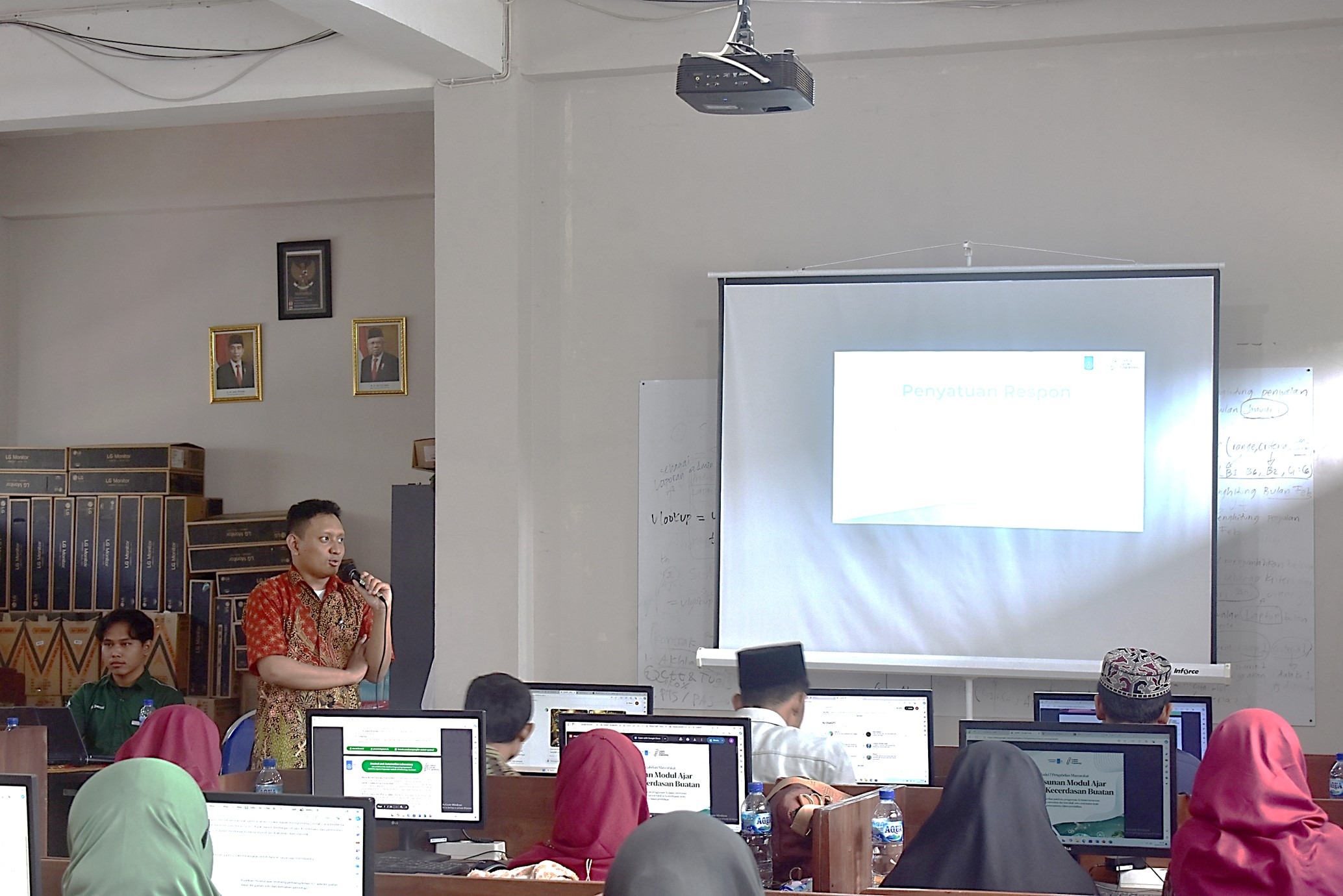 Yurid Eka Nugraha ST MEng PhD sedang Memberikan Materi Pelatihan Pemanfaatan AI di Laboratorium SMA At Tibyan