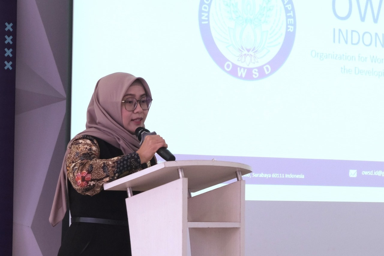 President OWSD Indonesia Sri Fatmawati SSi MSc PhD saat menjelaskan mengenai OWSD Indonesia