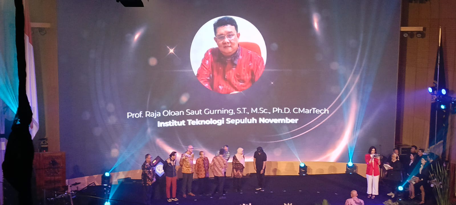 Prof Raja Olosan Saut Gurning ST MSc PhD CMartTech saat menerima penghargaan dari Menteri Perhubungan RI Budi Karya Sumadi