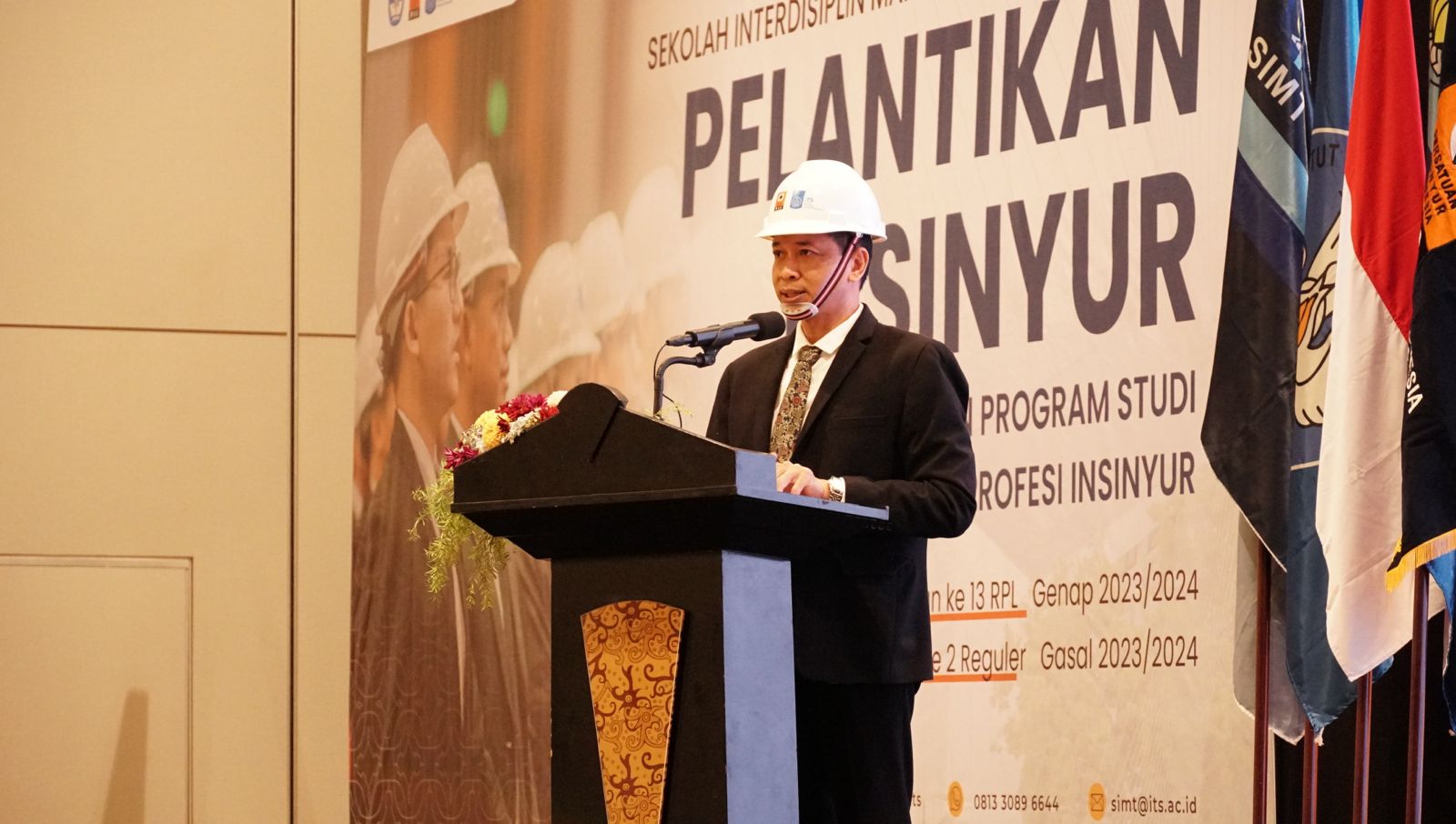 Rektor ITS Ir Bambang Pramujati ST MSc Eng PhD IPU AEng saat memberikan sambutan pada Pelantikan Insinyur PSPPI ITS yang dihelat di Dyandra Convention Center Surabaya