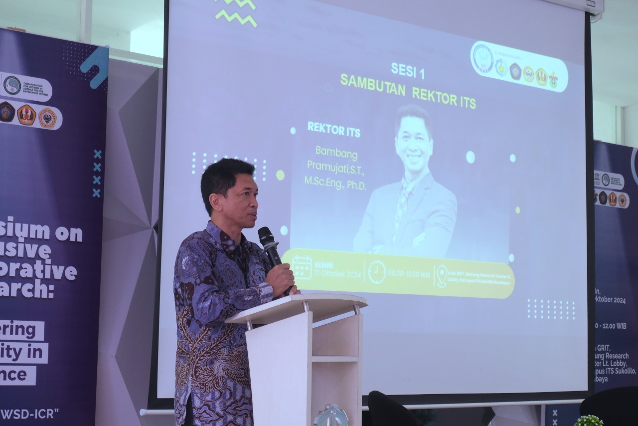 Rektor ITS Ir Bambang Pramujati ST MScEng PhD saat menyampaikan sambutan pada Symposium on Inclusive Collaborative Research