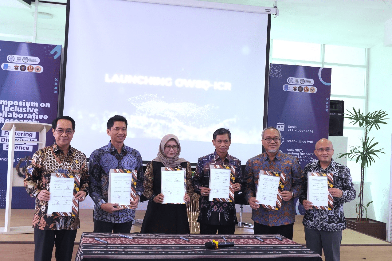 Rektor ITS Ir Bambang Pramujati ST MScEng PhD (dua dari kiri) dan President OWSD Indonesia Sri Fatmawati SSi MSc PhD (tiga dari kiri) bersama rektor dan perwakilan perguruan tinggi lain usai penandatanganan MoU terkait OWSD-ICR