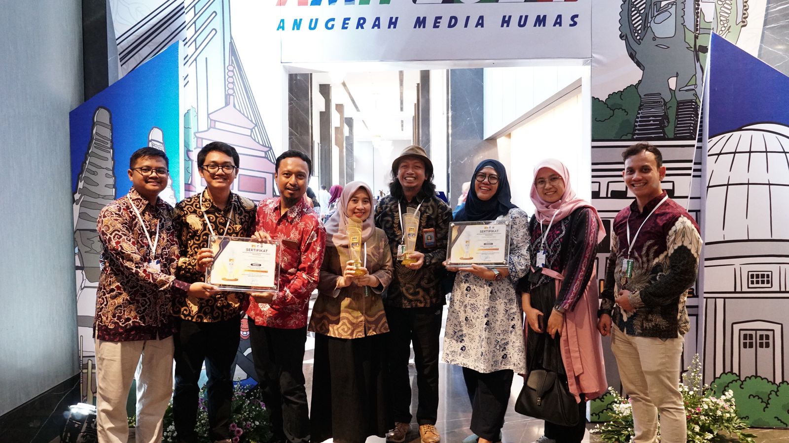 Sekretaris ITS dan tim Unit Komunikasi Publik (UKP) ITS menunjukkan penghargaan Anugerah Media Humas (AMH) 2024 yang berhasil diraih di Hotel Pullman Bandung