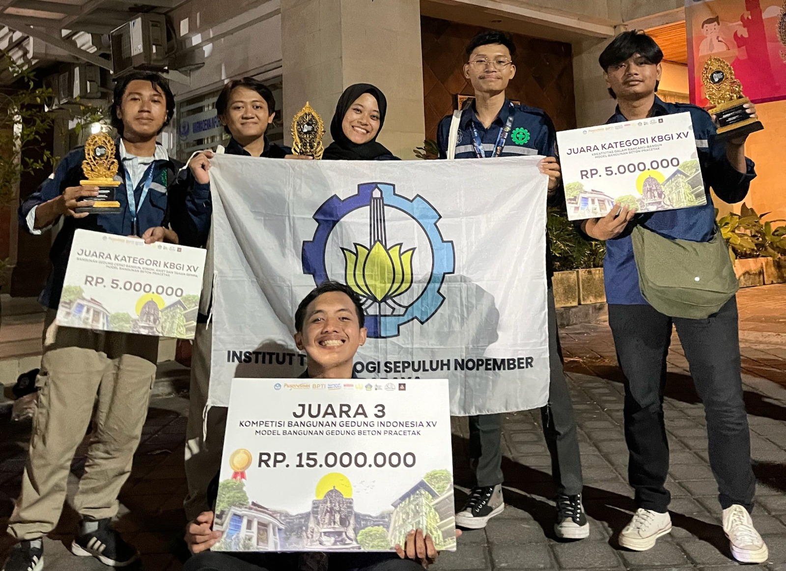 Tim Asura ITS usai dinobatkan sebagai juara pada tiga penghargaan untuk klasifikasi model bangunan gedung beton pracetak di ajang KBGI 2024