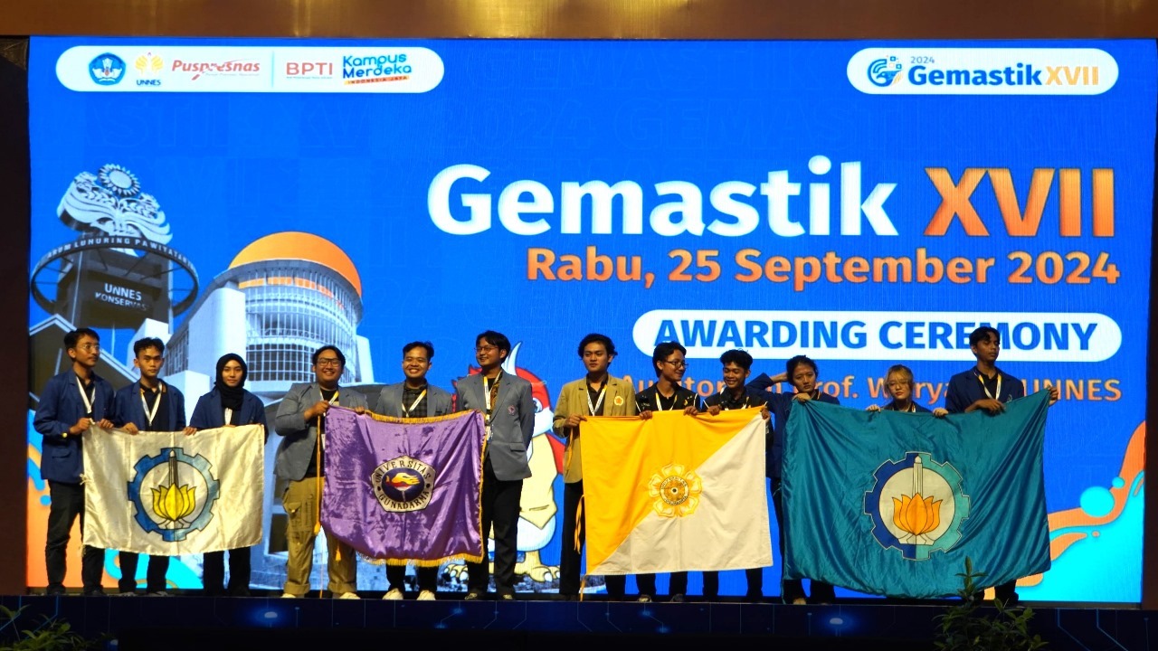 Tim Sambel Telur ITS (paling kiri) saat mendapat penghargaan juara Harapan kategori IoT pada Gemastik XVII 2024 yang diselenggarakan di Universitas Negeri Semarang