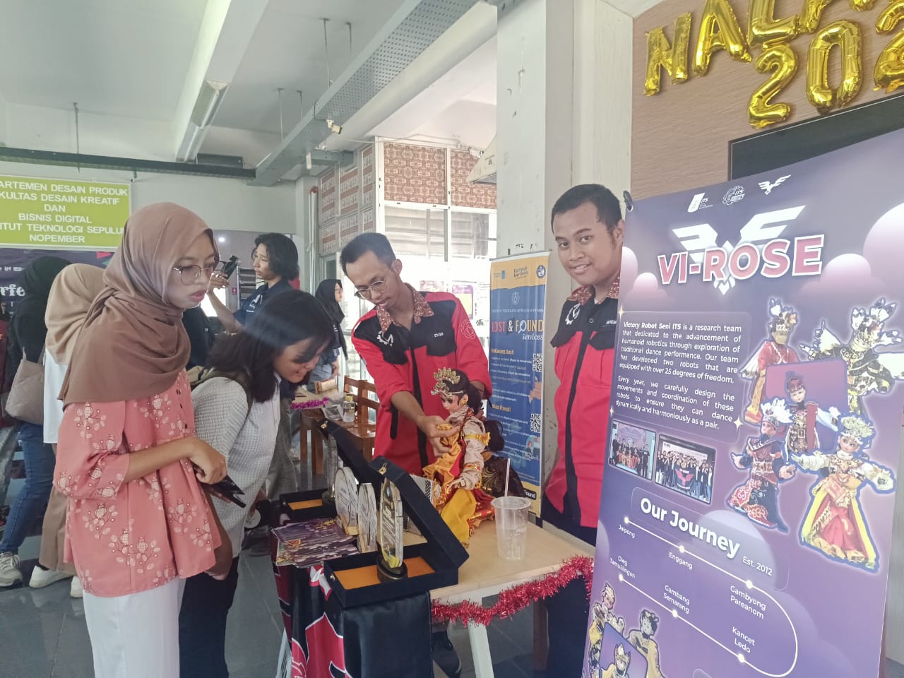 Gambar Tim Riset Vi-Rose memaparkan inovasinya kepada pengunjung Innovation Expo pada acara Nalarfest 2024