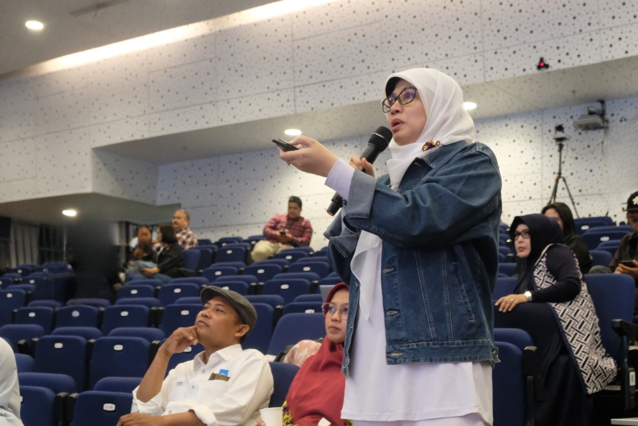 Foto Dr Mira Tripuspita SPsi MComm (HRM) Psikolog saat membawakan materi kesehatan mental di tengah-tengah audiens