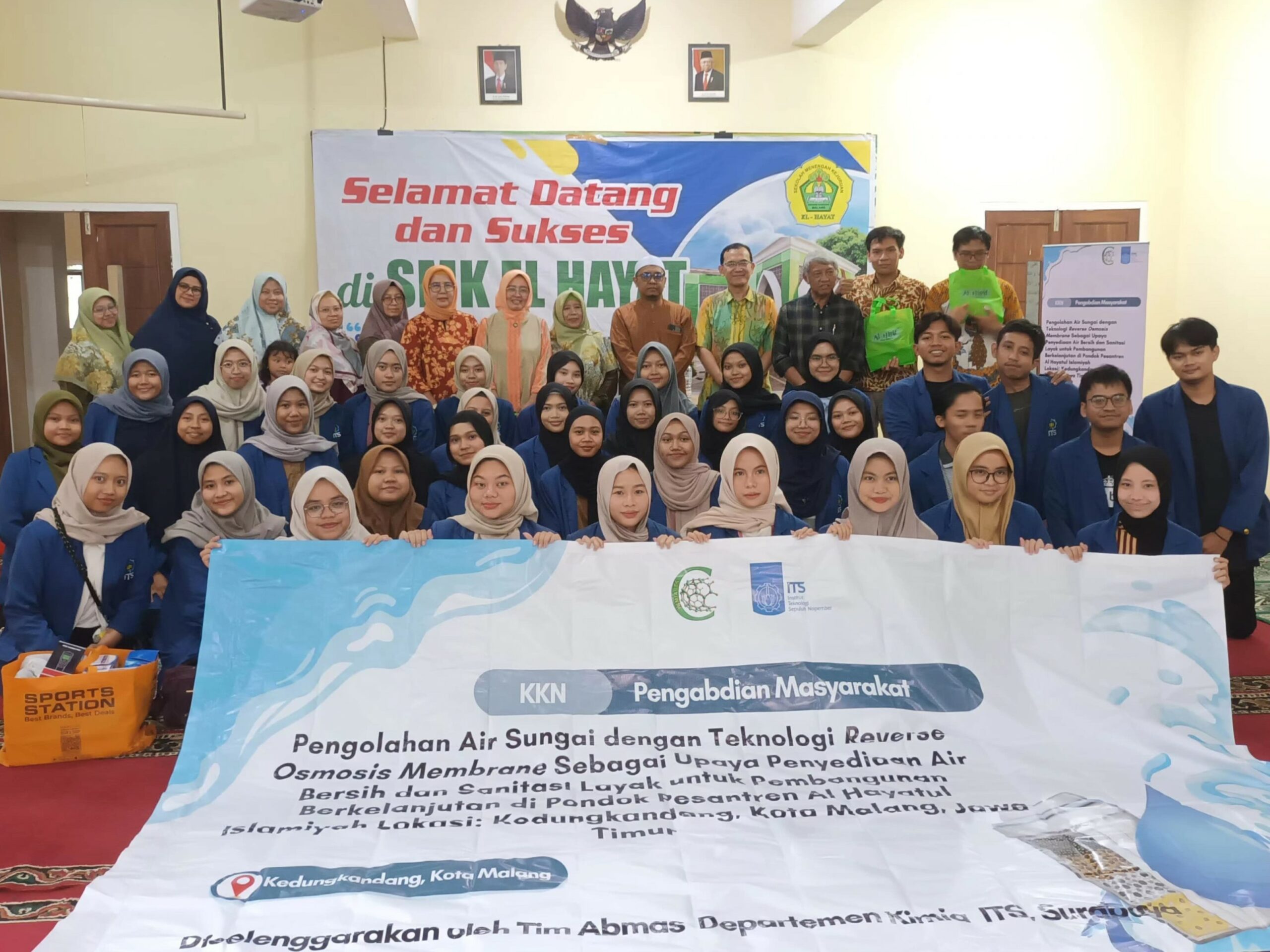 Gambar Tim KKN Abmas ITS Departemen Kimia bersama pihak YPP Al-Hayatul Islamiyah