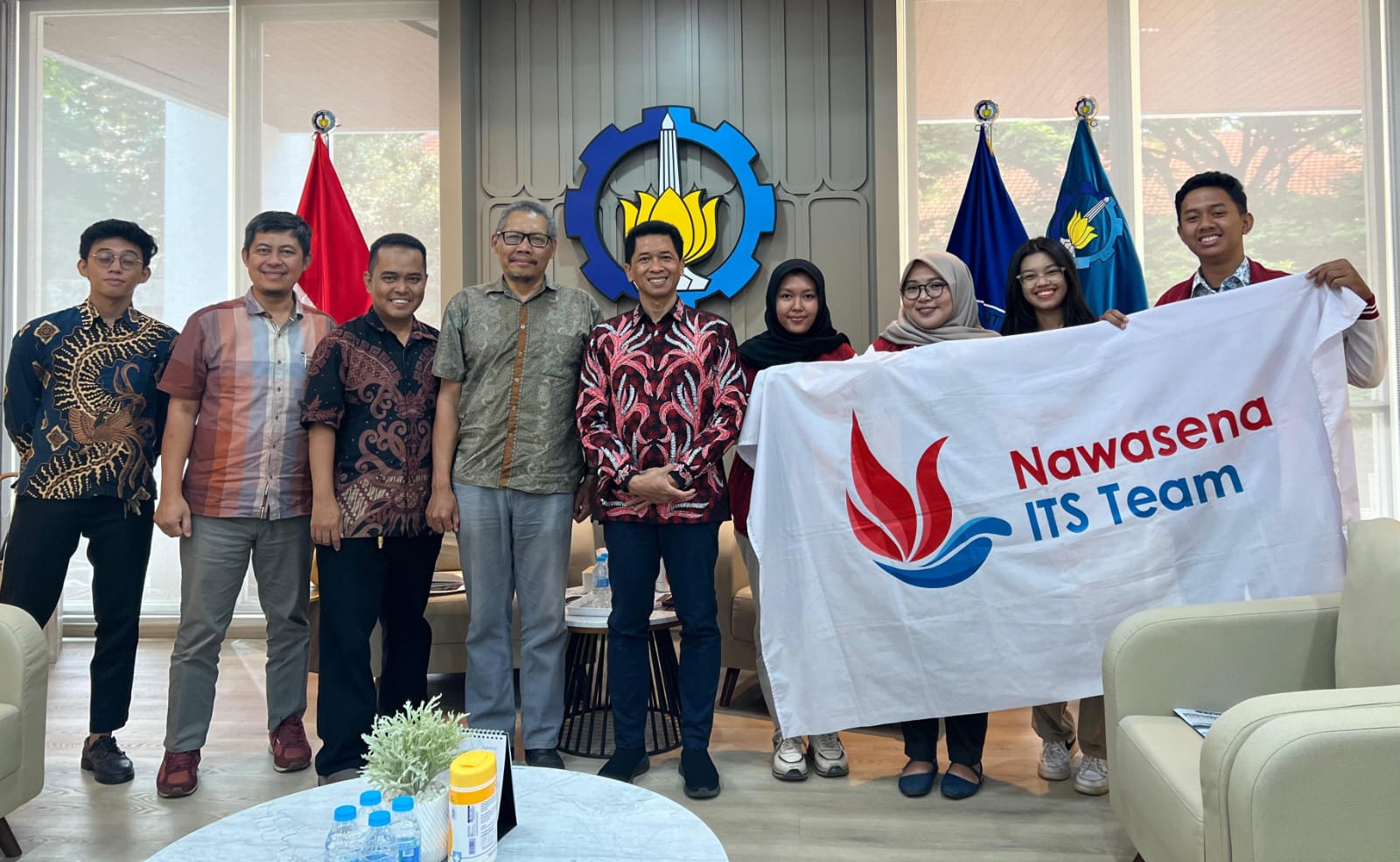 Gambar Rektor ITS Bambang Pramujati ST MSc Eng PhD (tengah) bersama tim Nawasena ITS dalam acara pelepasan tim menuju Maroko untuk seremoni penghargaan kompetisi International Student Design Competition 2024. 