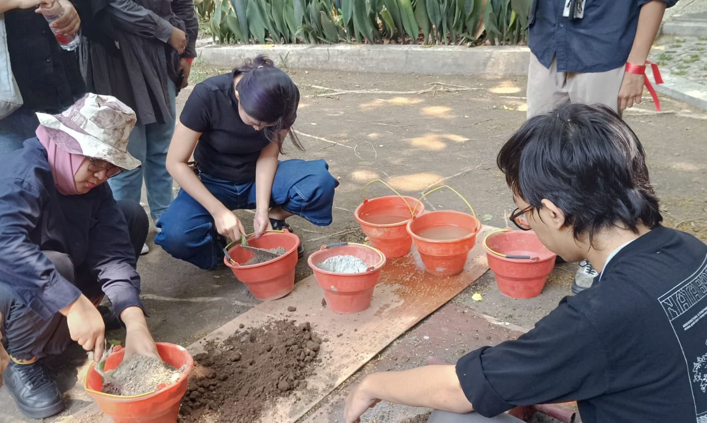 Gambar Peserta Lokakarya pembuatan Bata Ramah Lingkungan tengah mempraktekan cara pembuatan bata dari serbuk kayu