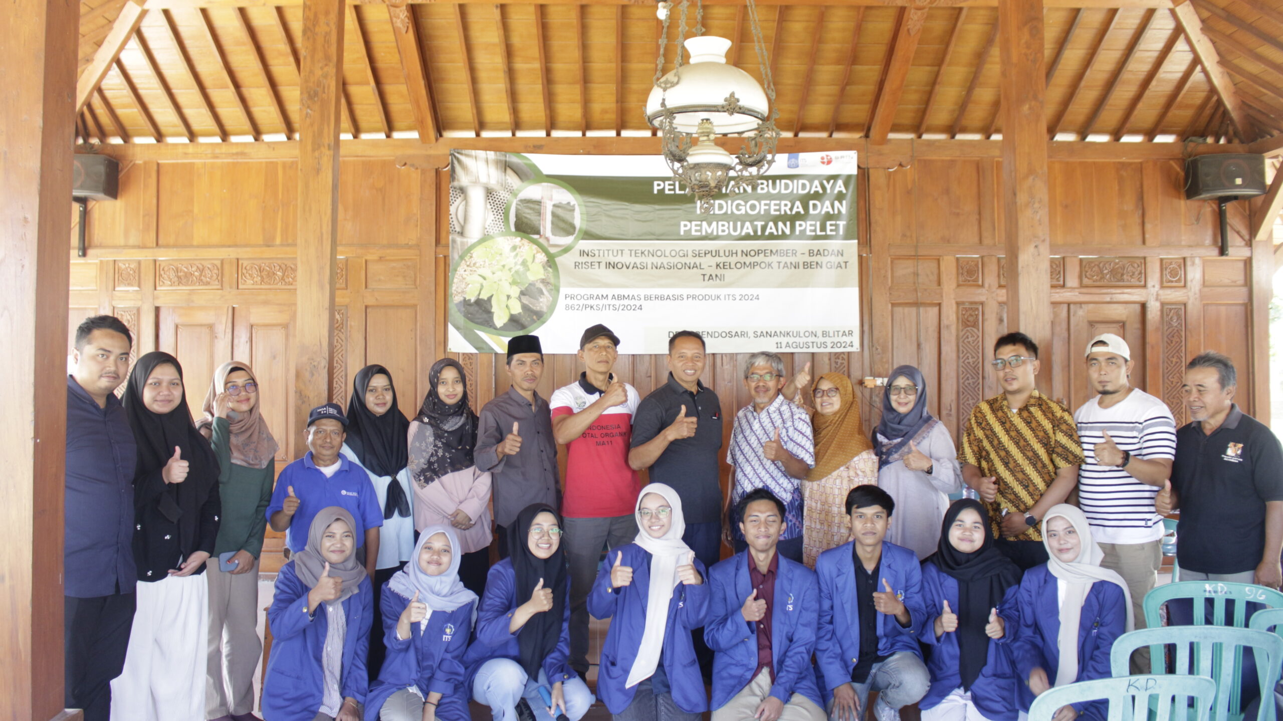 Gambar foto bersama tim KKN Abmas ITS, BRIN, dan kelompok tani Ben Giat Tani seusai memberikan pelatihan budidaya indigofera dan pembuatan pelet