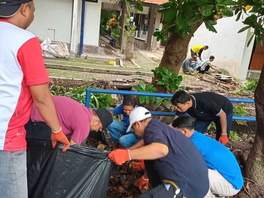 Dosen dan Tekdik Departemen Teknik Sipil FT-SPK membersihkan taman di Main Spine